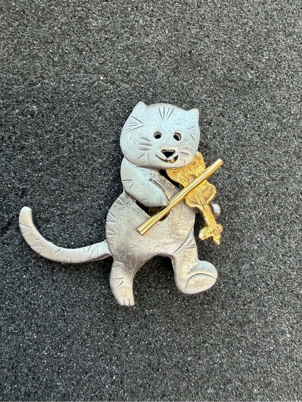 Vintage Ultra Craft two-tone whimsical cat playing a violin Brooch